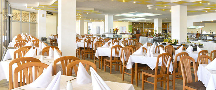 Der hell und freundlich gestaltete Restaurantbereich ist liebevoll eingedeckt und schafft eine ruhige Atmosphäre für einen erholsamen Aufenthalt mit der ganzen Familie.